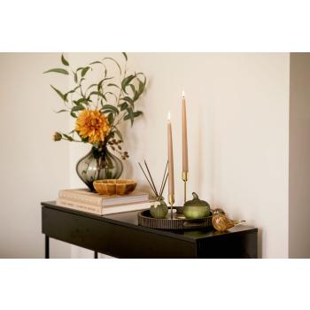 Konsollbord med vase, lysfat, lysestaker og duftlys gresskar