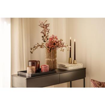 Telysholder Fay i beige med telysholder Fay i rosa på dekorert konsollbord