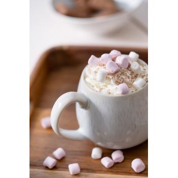 Kopp med kakao, krem og minimarshmallows