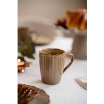 Kopp Bloom på spisebord