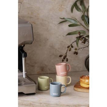 Espressokopper på kjøkkenbenk