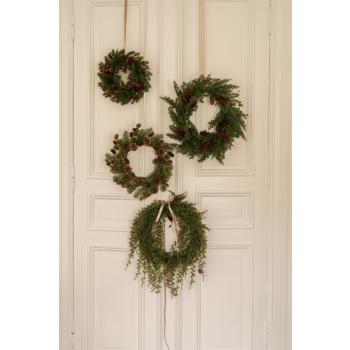 Kranser i ulike varianter og størrelser hengende på dør