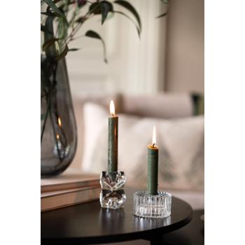 Lysestake Elsie på sofabord med andre kronelys