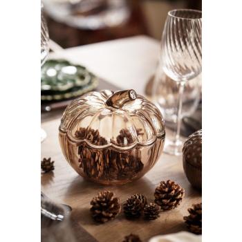 Krukke gresskar med kongler som dekor på spisebord