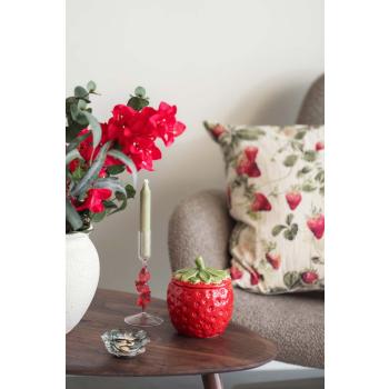 Krukke jordbær, lysestake jordbær og telysholder flo på bord yana