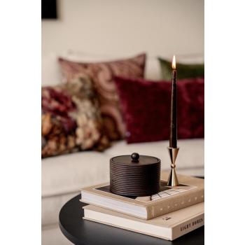 Dekorboks og lysestake på sofabord