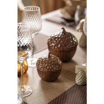 Krukke nøtt på spisebord