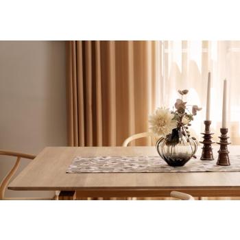 Løper Amelia på bord med vase og lysestaker