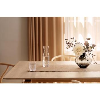 Løper Claire på bord med vannglass, karaffel og vase