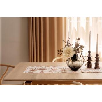 Løper Valerie på bord med vase og lysestaker