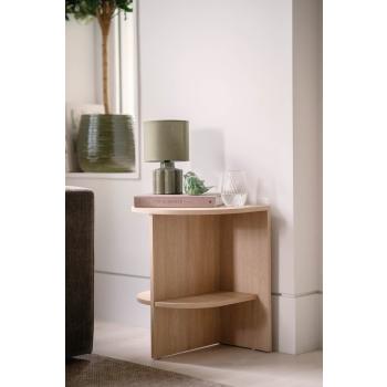 Sidebord Marvel mot en vegg i stue med bordlampe