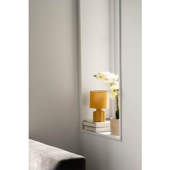 Lampe og orkide i vinduskarm