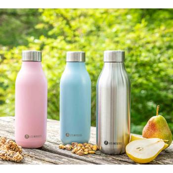 Tre termoflasker på bord ute i fargene rosa, blå og sølv