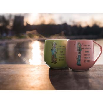 Lykketegning krus i to farger og motiver ved vannet