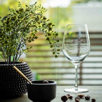 Lykketegning rødvinsglass pust livet er nå på bord