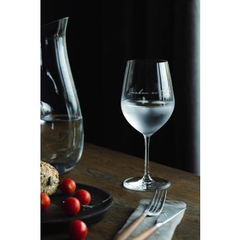 Lykketegning Rødvinsglass på dekt bord