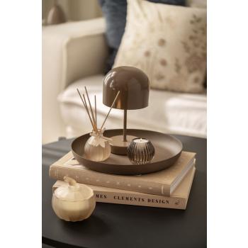 Lysfat pyntet med bordlampe, lysestake, duftpinner og duftlys