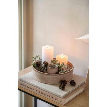 Lysfat Sira på hylle med kubbelys og gilander