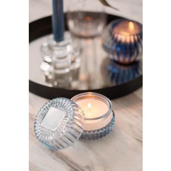 Duftlys på sofabord ved siden av lysfat