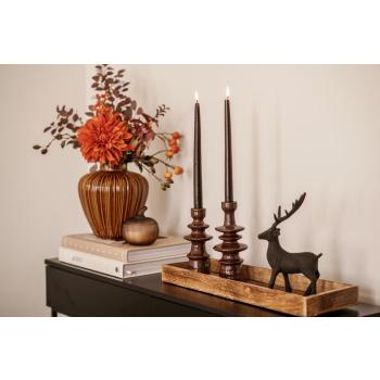 Konsollbord med vase, duftlys, lysfat med lysestaker og figur hjort