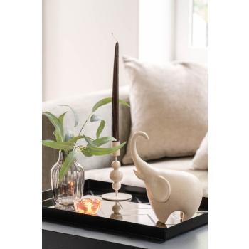 Lysfat dekorer med figurer, lysholdere og vase