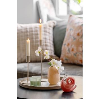 Lysfat med kronelysestaker, liten vase med blomst, duftlys og glassfigur