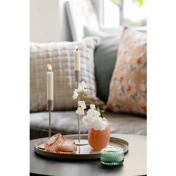 Duftlys på sofabord på et lysfat med lysestaker