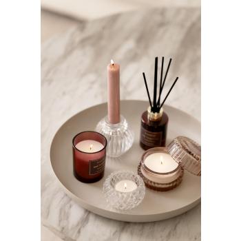 Lysfat Melina beige pyntet opp med lys og duft på stuebord