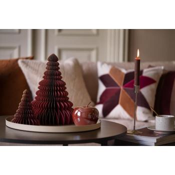 Dekoreple på lysfat med papirtre på sofabord med kronelys