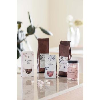 Te, kaffe, marshmallows og lakris på kjøkkenbenk