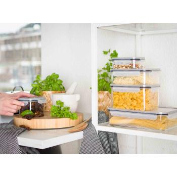 Oppbevaringsbokser stablet i hylle