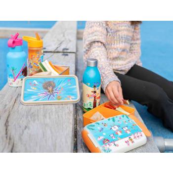 Barn som spiser fra matboks i oransje med Bukkene Bruse motiv