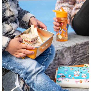 Barn holder matboks og drikkeflaske i oransje med Bukkene Bruse motiv