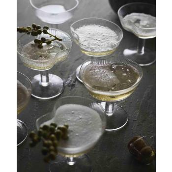 Muubs Ripe Dessertglass fylt med champagne