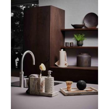 Vita serien fra muubs i beige ved kjøkkenvask