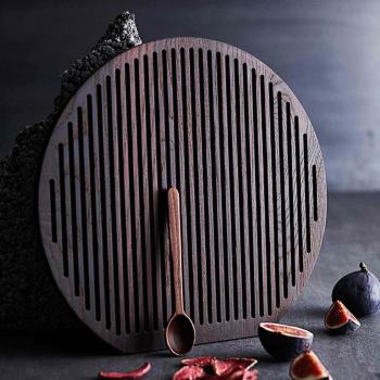 Yami ostebrett oppstilt med serveringsskje