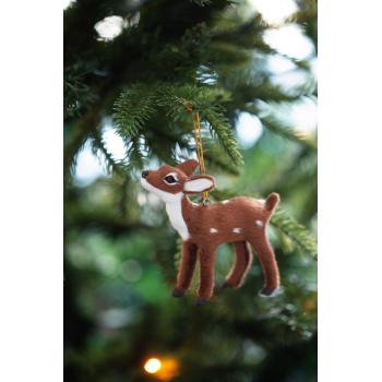 Hengende dåhjort i juletreet