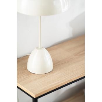 nærbilde av hylle med lampe