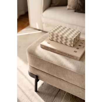 Dekorboks på puff i stue