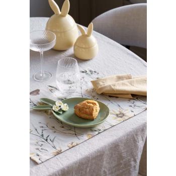 Bord dekt med dekkebrikke vårblomst, asjett hare og tøyserviett vindel