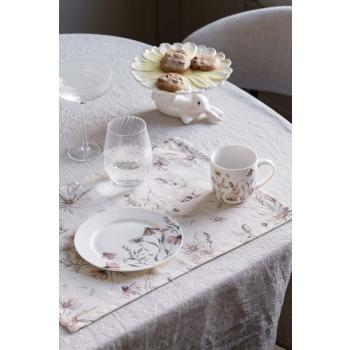 Frokostservise påskeeng på bord med duk