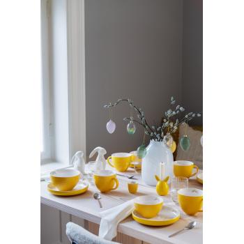 Påskeoppdekket bord med påskeservise og bordpynt