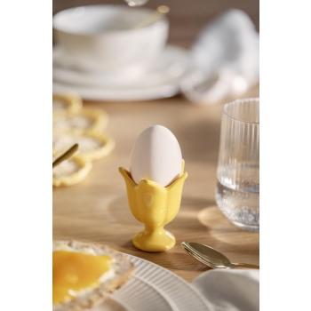 Eggeglass tulipan på bord med egg