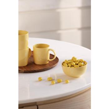 Skål fylt med godis og kopp i samme serie står klar til servering