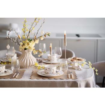 Girlander Forstythia på dekt påskebord