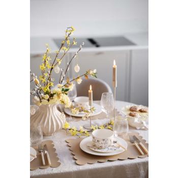 Girlander Forstythia på dekt frokostbord