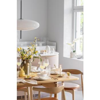 Dekt spisebord med servise, vase, lysestaker og påskepynt