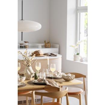 Bord dekt til påske med påskeservise, blomster og dekor