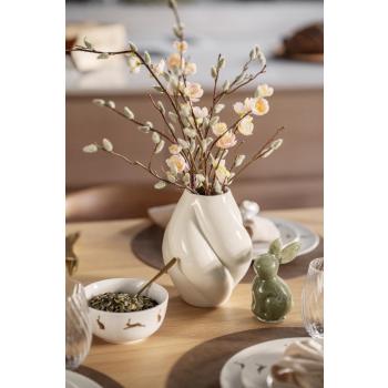 Vase, kaninfigur og hare servise på dekt spisebord