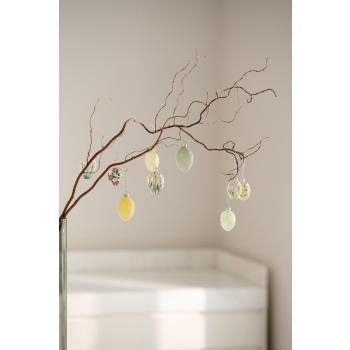 Gren pyntet med glassegg i ulike design